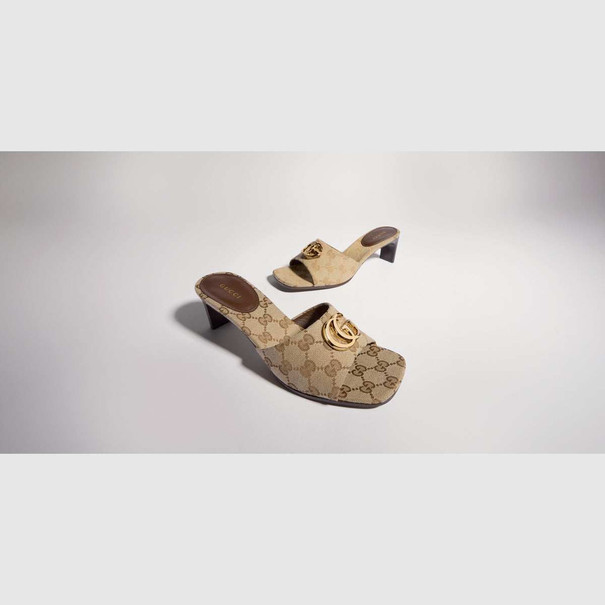 حذاء لوفر من Gucci، قماش كانفاس محايد وجلد عجل