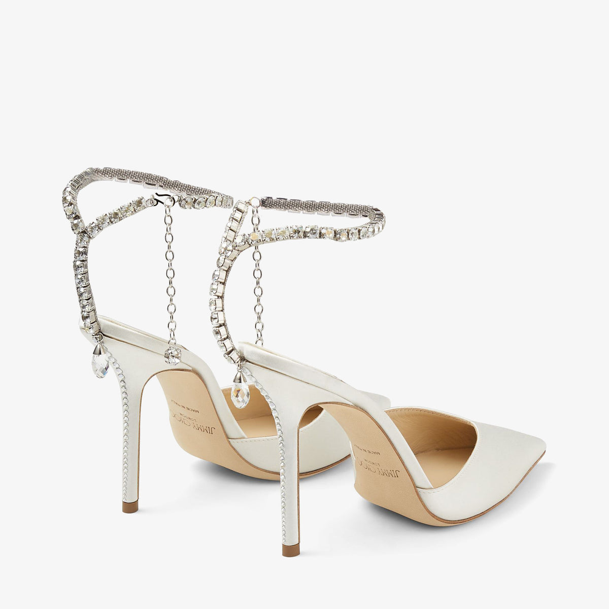 حذاء بكعب Jimmy Choo بسلسلة كريستال، ستيليتو من الساتان