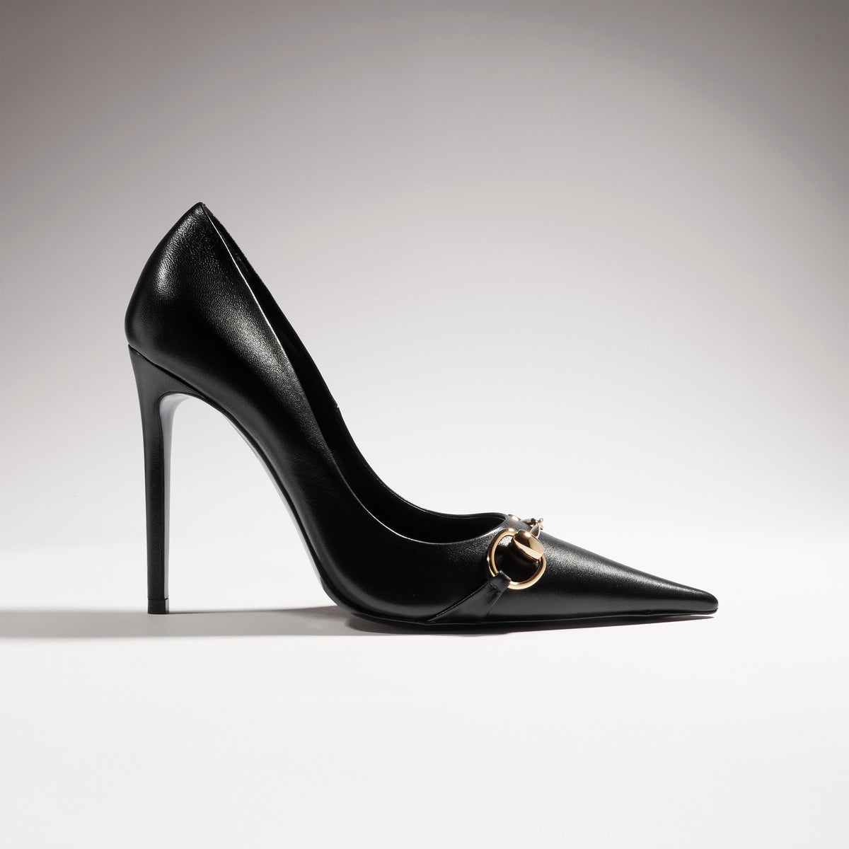 حذاء بكعب Horsebit من Gucci، جلد نابا أسود