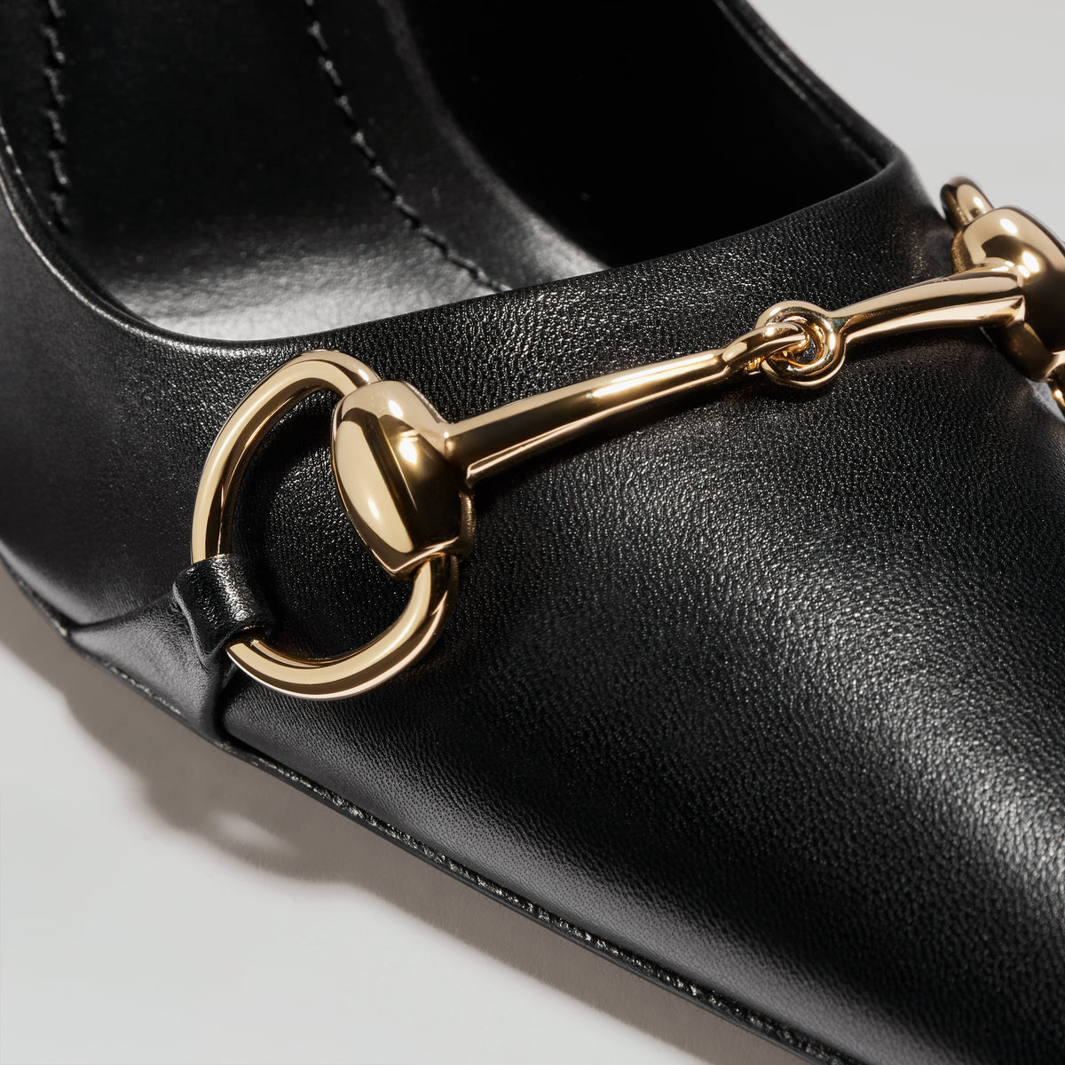 حذاء بكعب Horsebit من Gucci، جلد نابا أسود