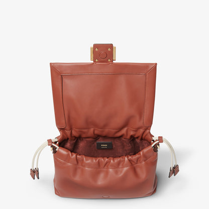 حقيبة Mamma Baguette Medium من Fendi، بني