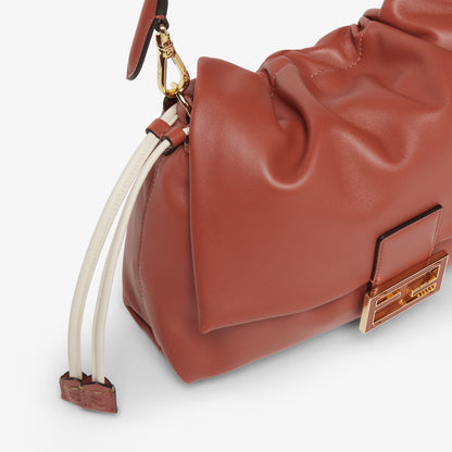 حقيبة Mamma Baguette Medium من Fendi، بني
