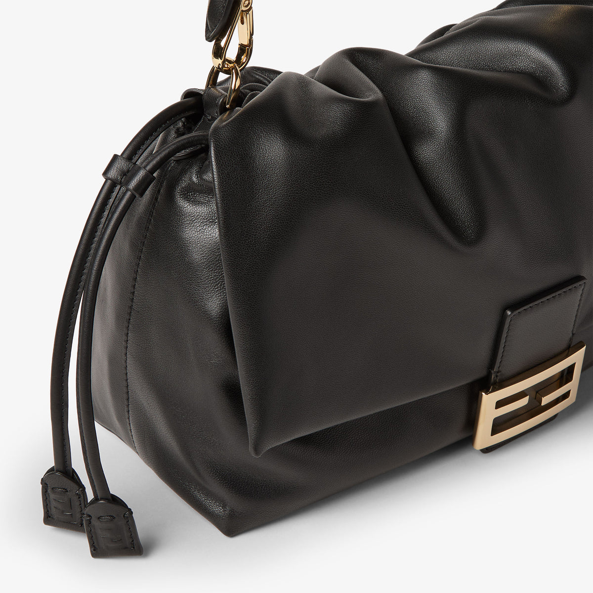 حقيبة كتف Baguette Soft Large من Fendi، جلد أسود