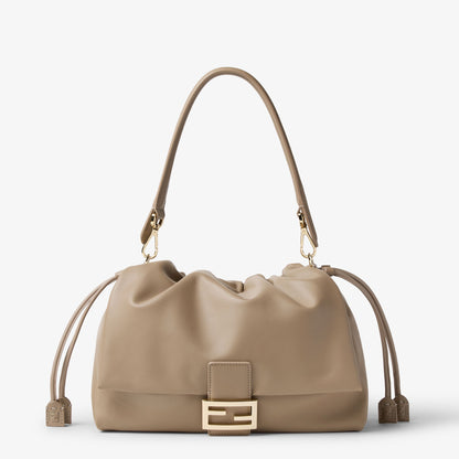 حقيبة كتف من Fendi، جلد حمل بلون محايد