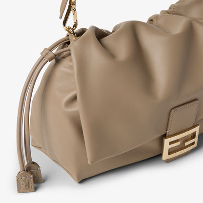 حقيبة كتف من Fendi، جلد حمل بلون محايد
