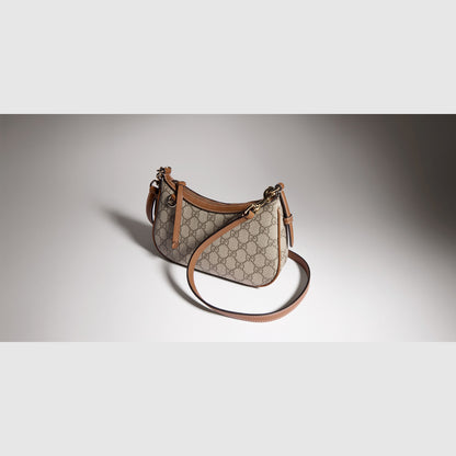 حقيبة كتف GG Emblem صغيرة من Gucci، قماش GG بيج وبني