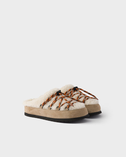 حذاء ميول من Prada، صوف بيج