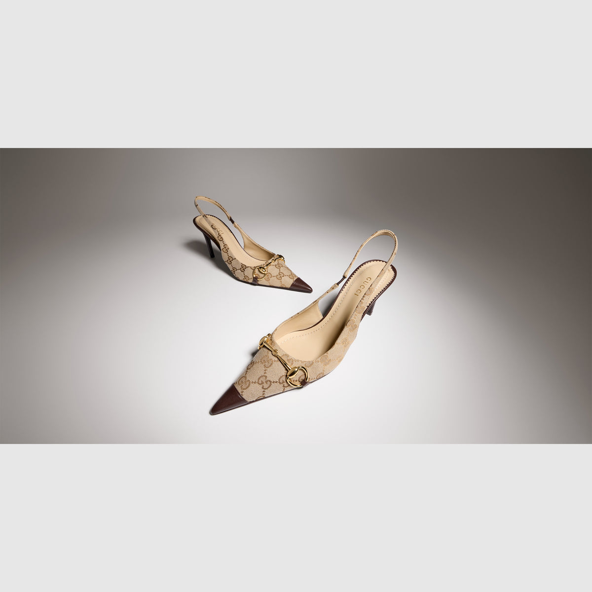 حذاء سلينغباك Horsebit من Gucci، قماش GG رملي وبني