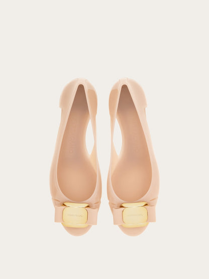 حذاء بكعب Vara مطاطي بفيونكة من Ferragamo، وردي باهت