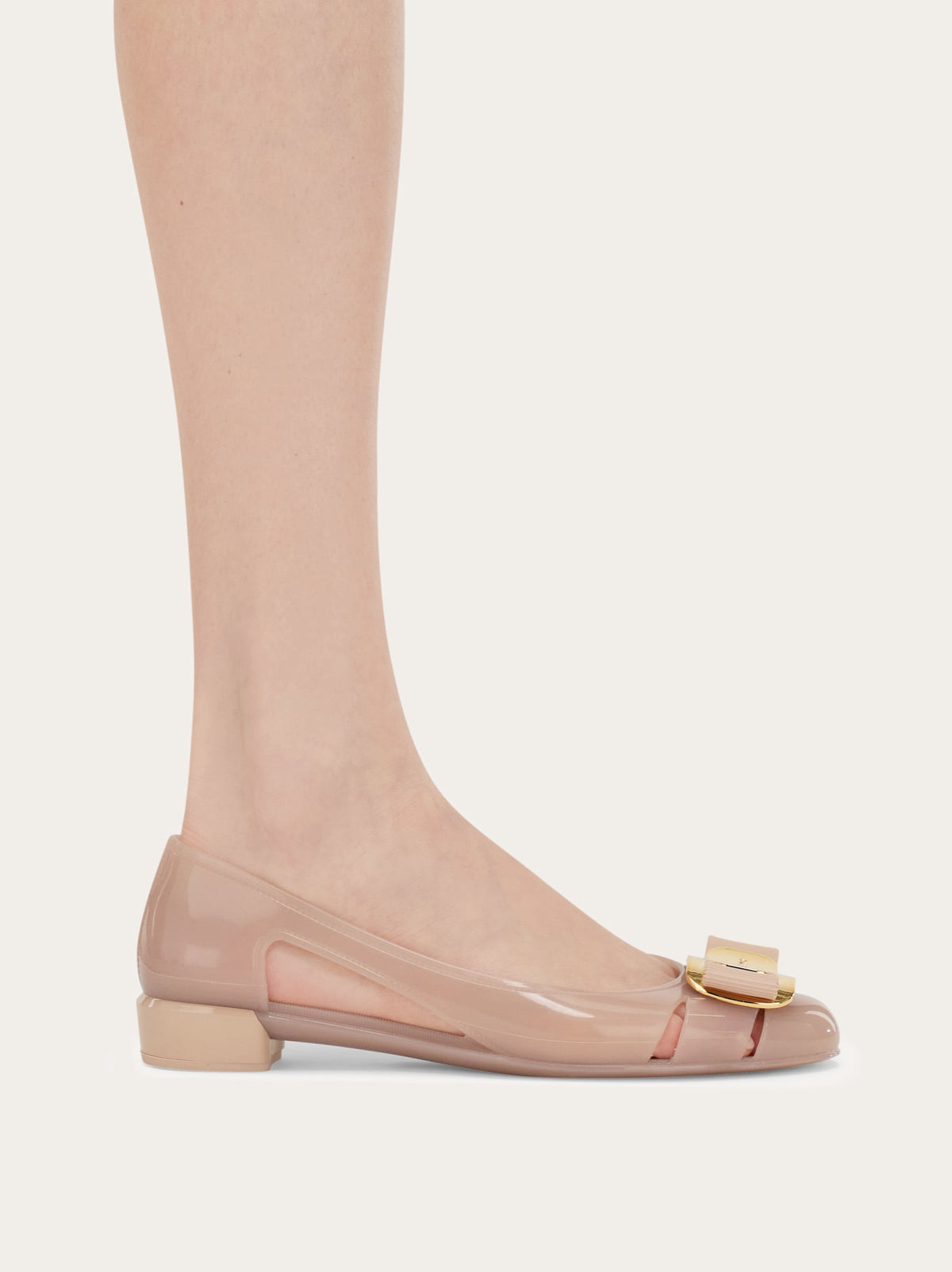 حذاء بكعب Vara مطاطي بفيونكة من Ferragamo، وردي باهت