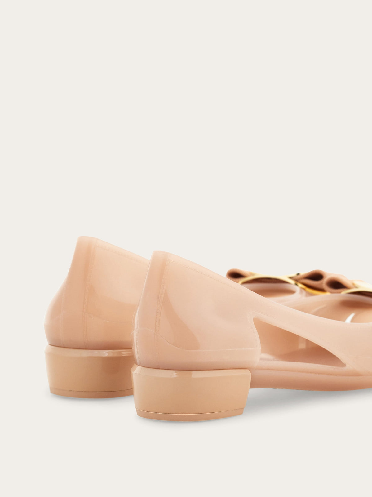 حذاء بكعب Vara مطاطي بفيونكة من Ferragamo، وردي باهت