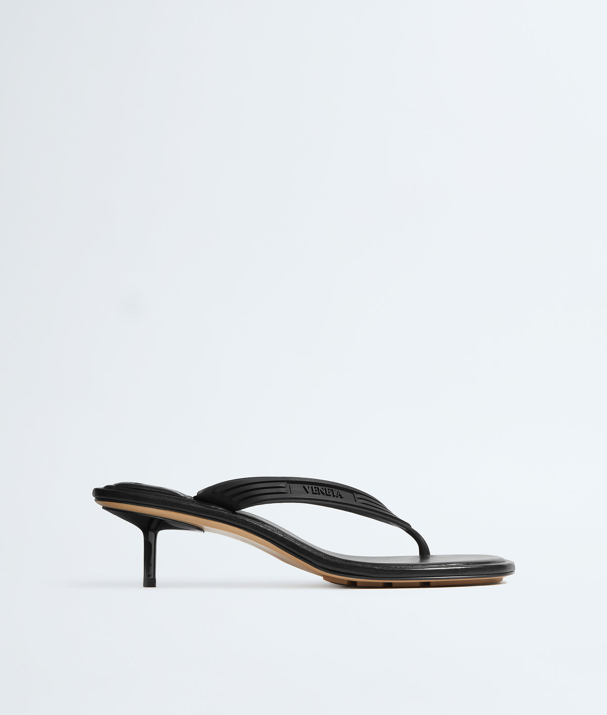صندل بحزام الإصبع وكعب منخفض من Bottega Veneta، أسود مطفأ