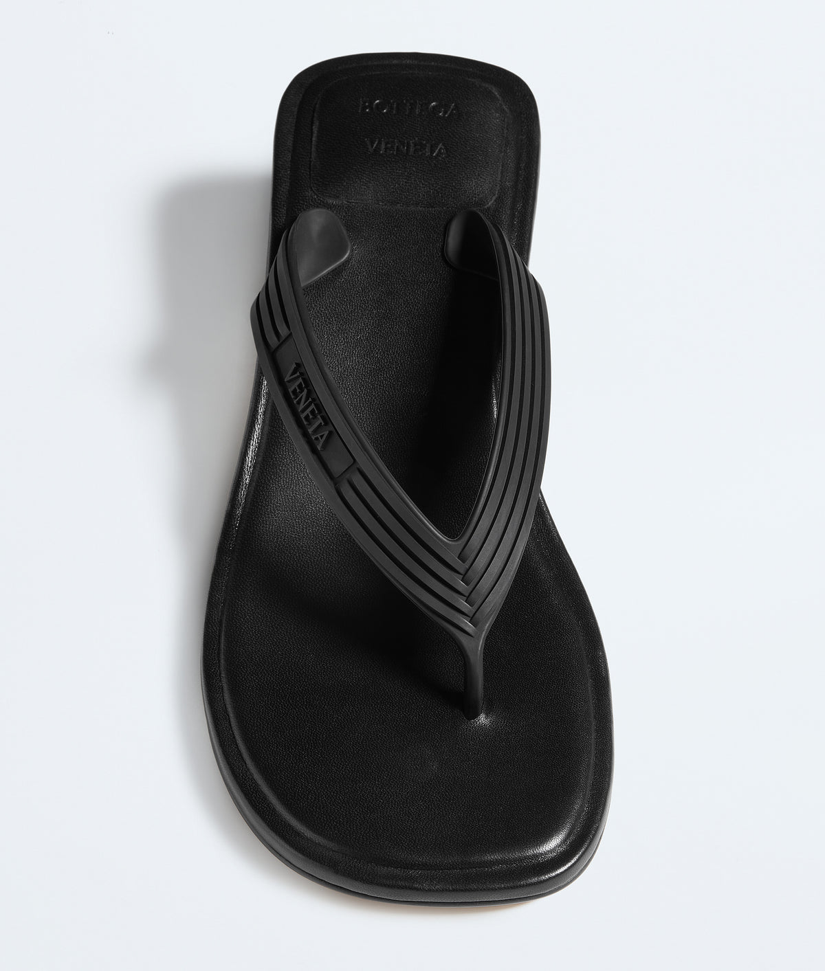 صندل بحزام الإصبع وكعب منخفض من Bottega Veneta، أسود مطفأ
