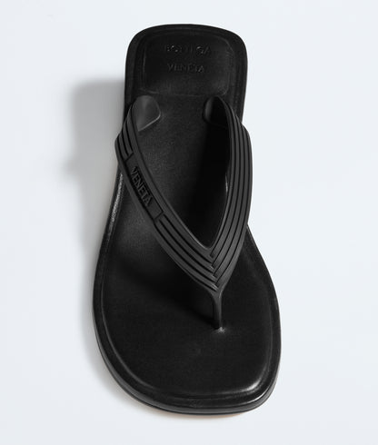 صندل بحزام الإصبع وكعب منخفض من Bottega Veneta، أسود مطفأ