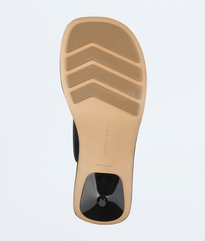 صندل بحزام الإصبع وكعب منخفض من Bottega Veneta، أسود مطفأ