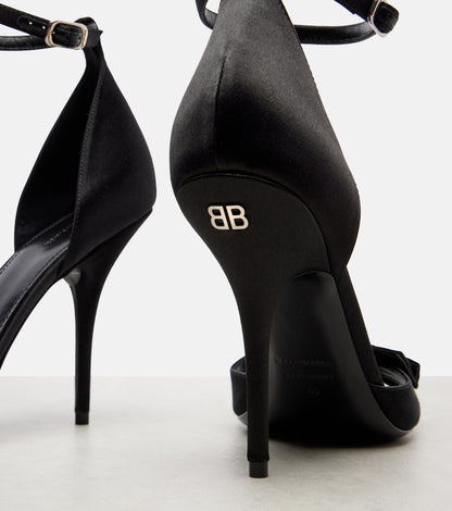 صندل Knife بفيونكة من Balenciaga، ساتان أسود