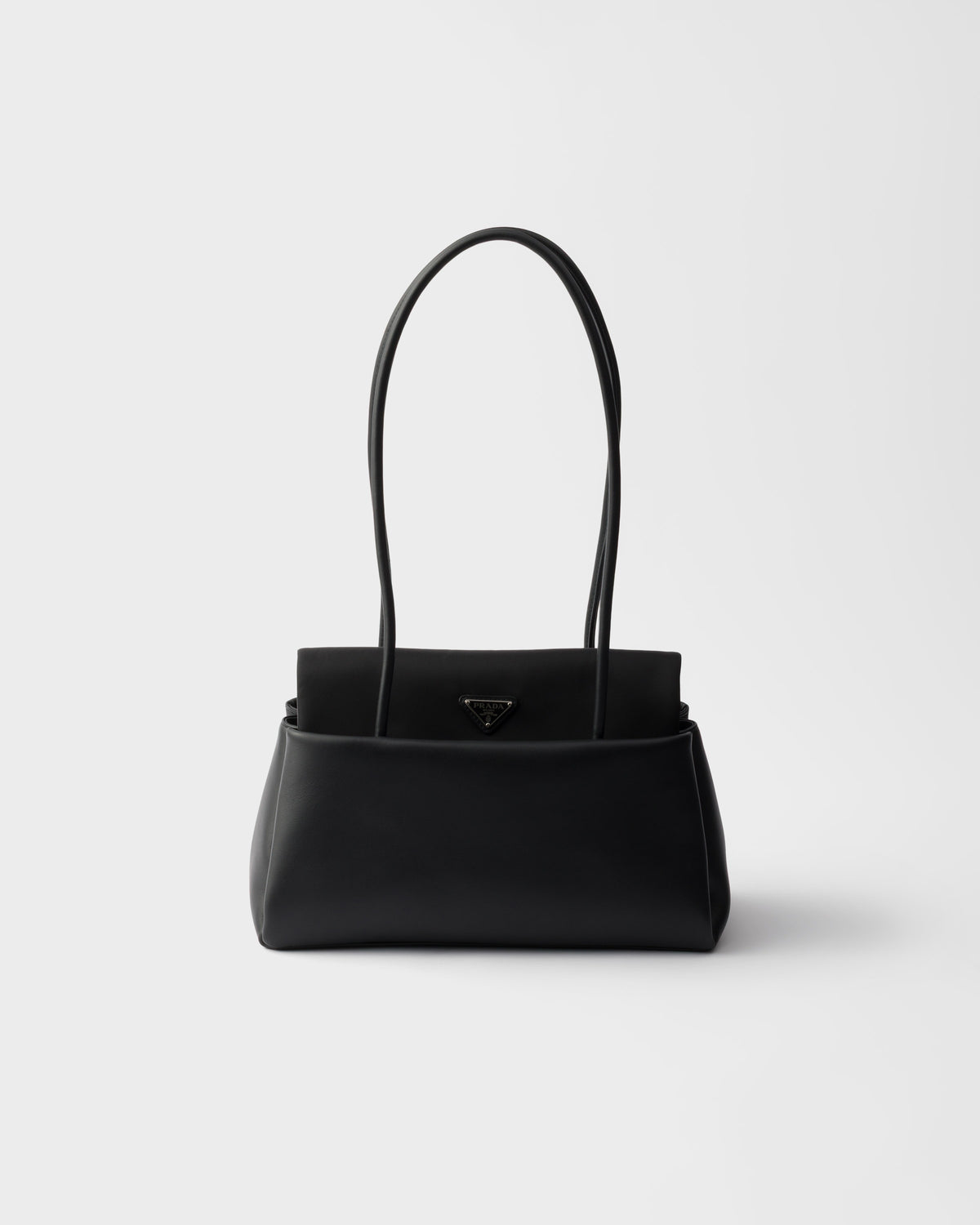 حقيبة كتف بغطاء من Prada، جلد عجل أسود