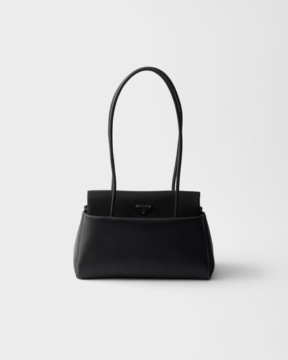 حقيبة كتف بغطاء من Prada، جلد عجل أسود