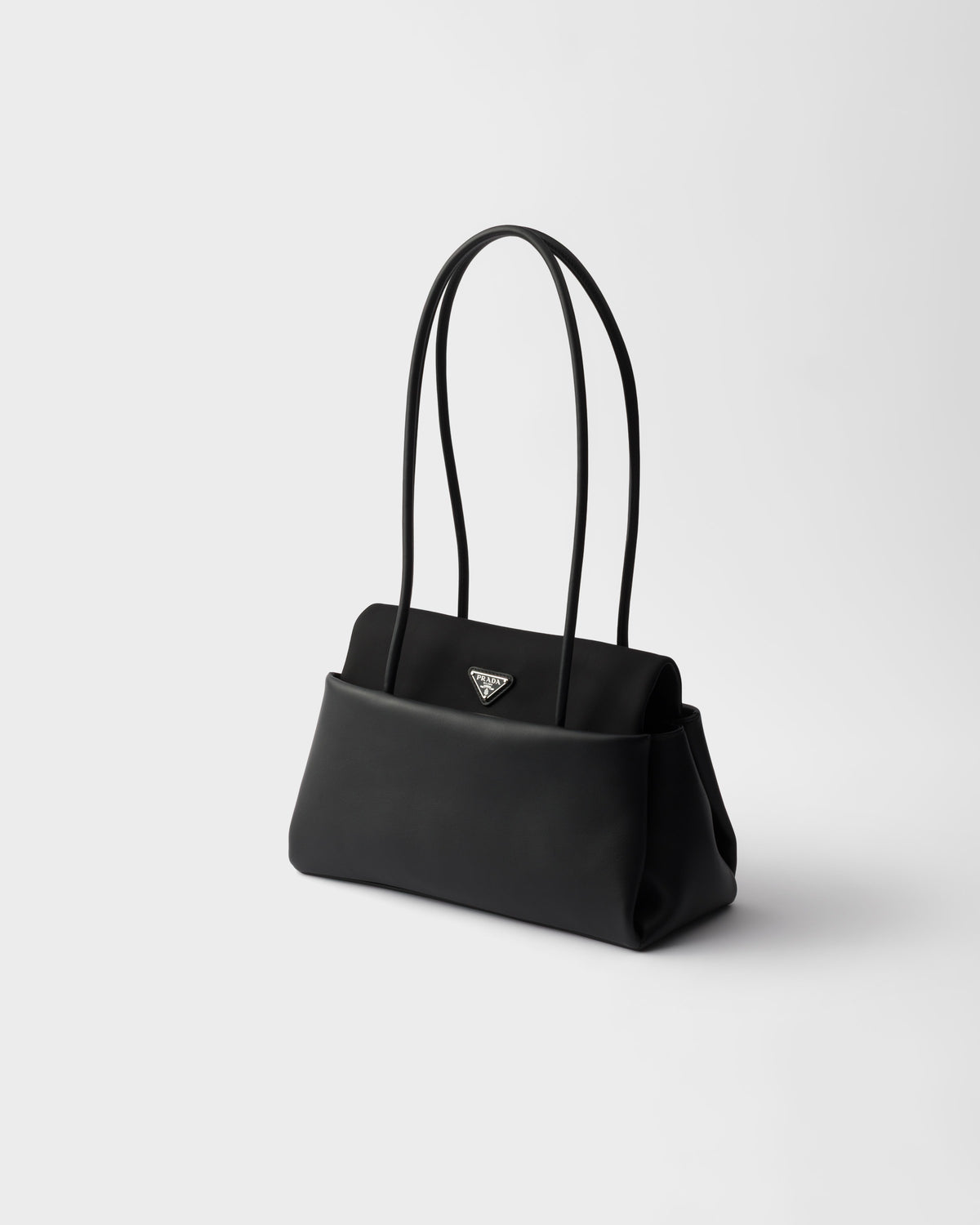 حقيبة كتف بغطاء من Prada، جلد عجل أسود