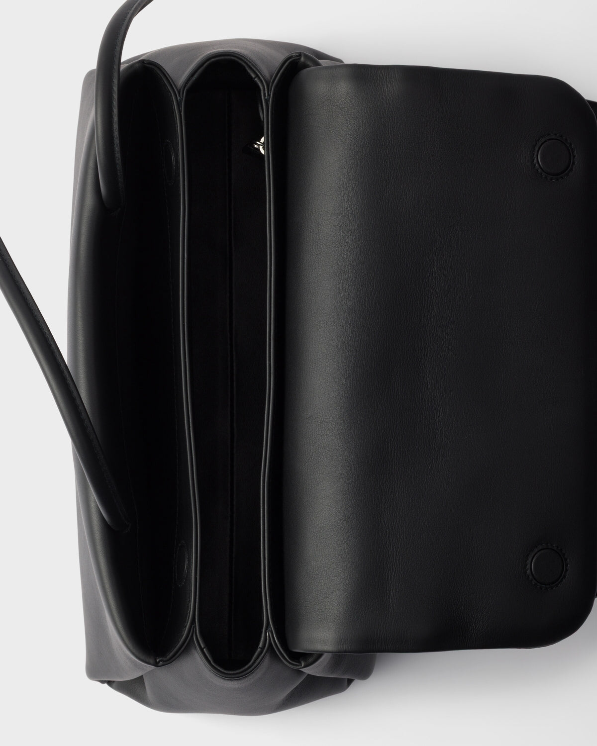 حقيبة كتف بغطاء من Prada، جلد عجل أسود