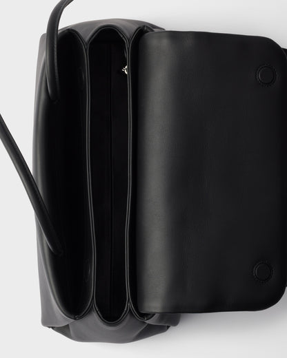حقيبة كتف بغطاء من Prada، جلد عجل أسود