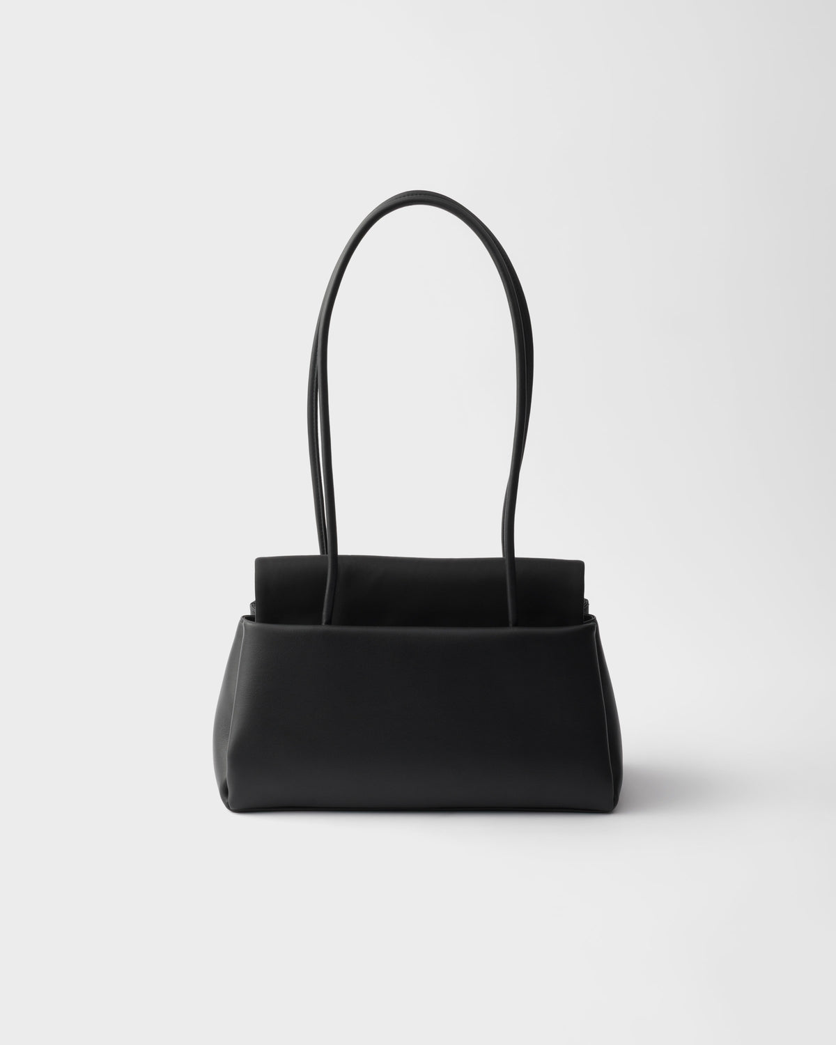 حقيبة كتف بغطاء من Prada، جلد عجل أسود