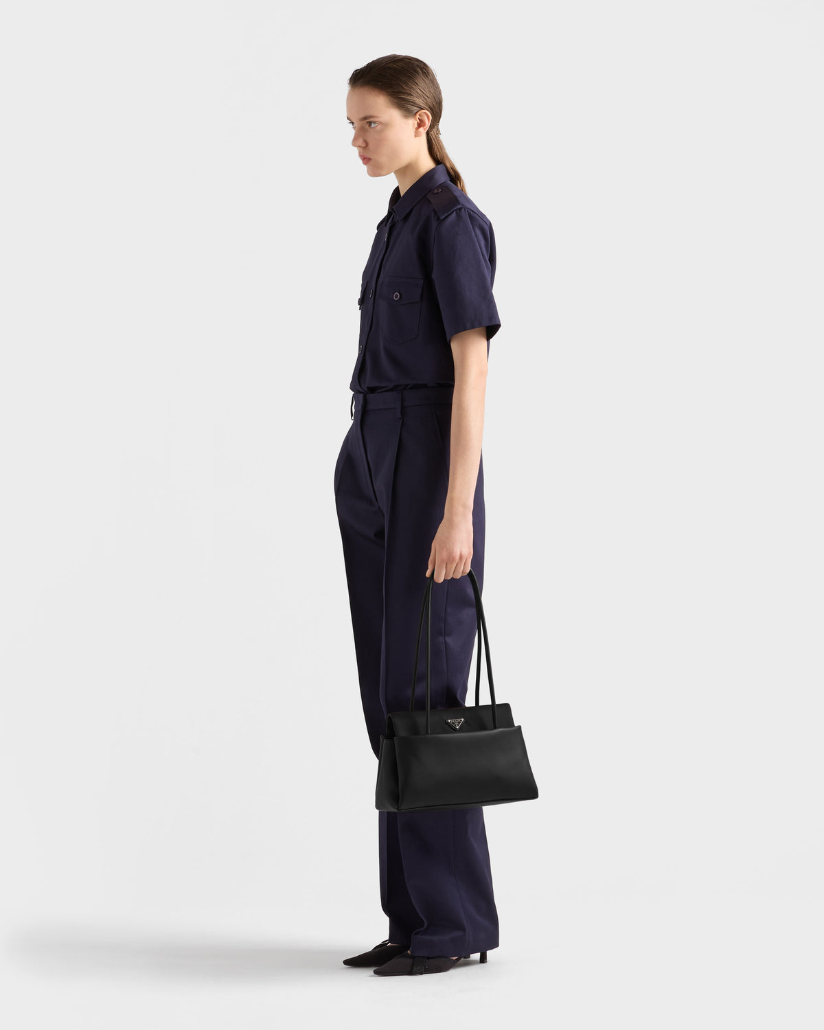 حقيبة كتف بغطاء من Prada، جلد عجل أسود