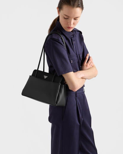 حقيبة كتف بغطاء من Prada، جلد عجل أسود