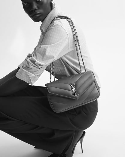 حقيبة بسلسلة مبطّنة بنقش الشيفرون من Saint Laurent، جلد حمل