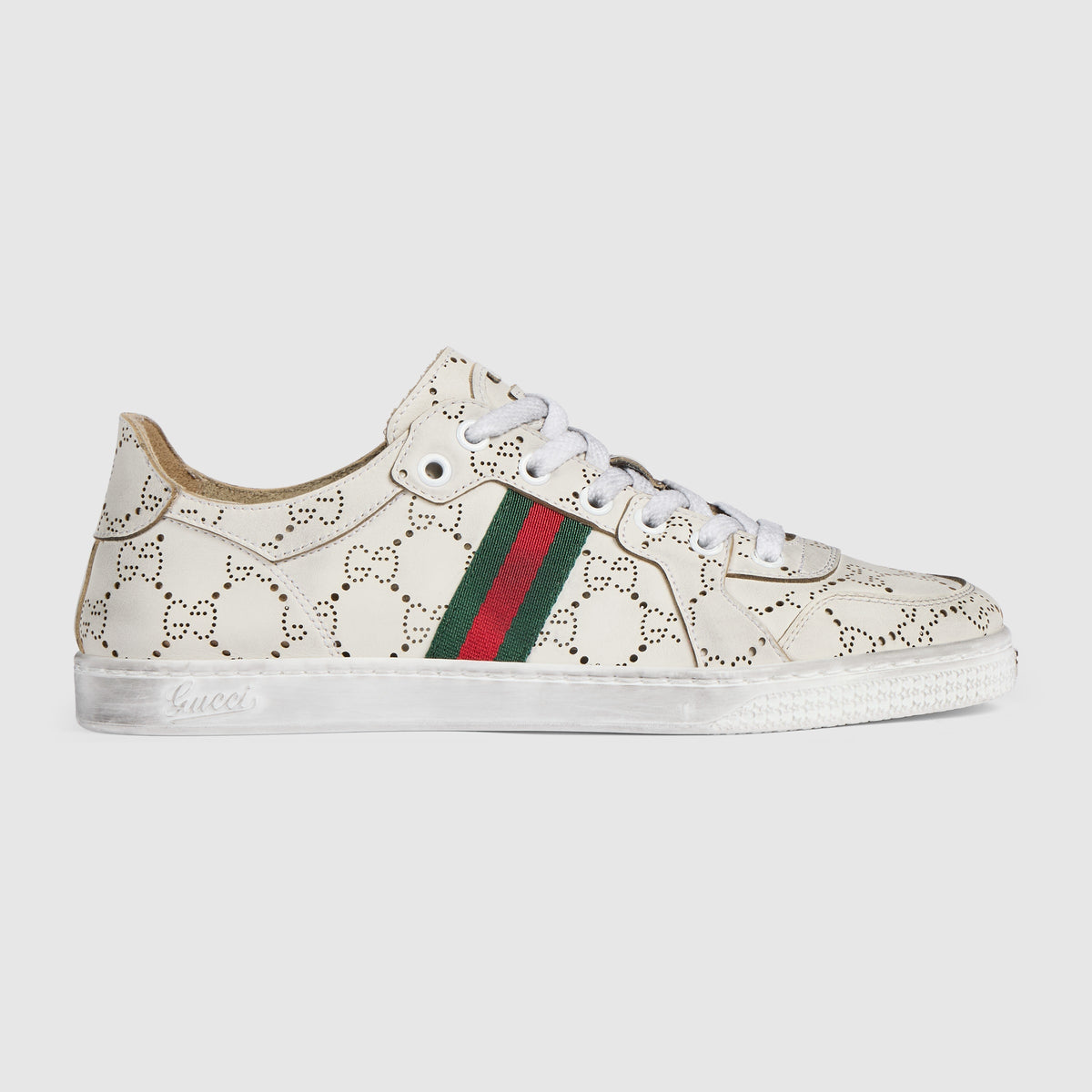 حذاء رياضي La Famiglia من Gucci، جلد GG أبيض محفور بالليزر