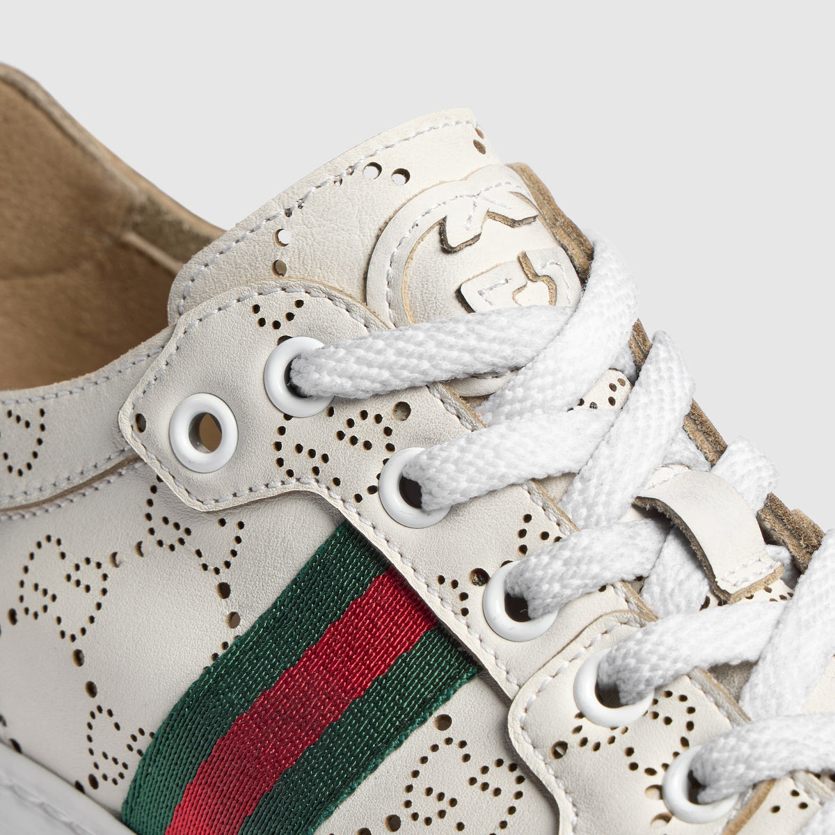 حذاء رياضي La Famiglia من Gucci، جلد GG أبيض محفور بالليزر
