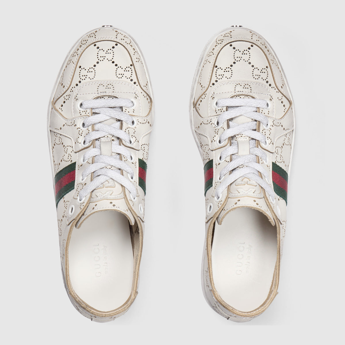 حذاء رياضي La Famiglia من Gucci، جلد GG أبيض محفور بالليزر