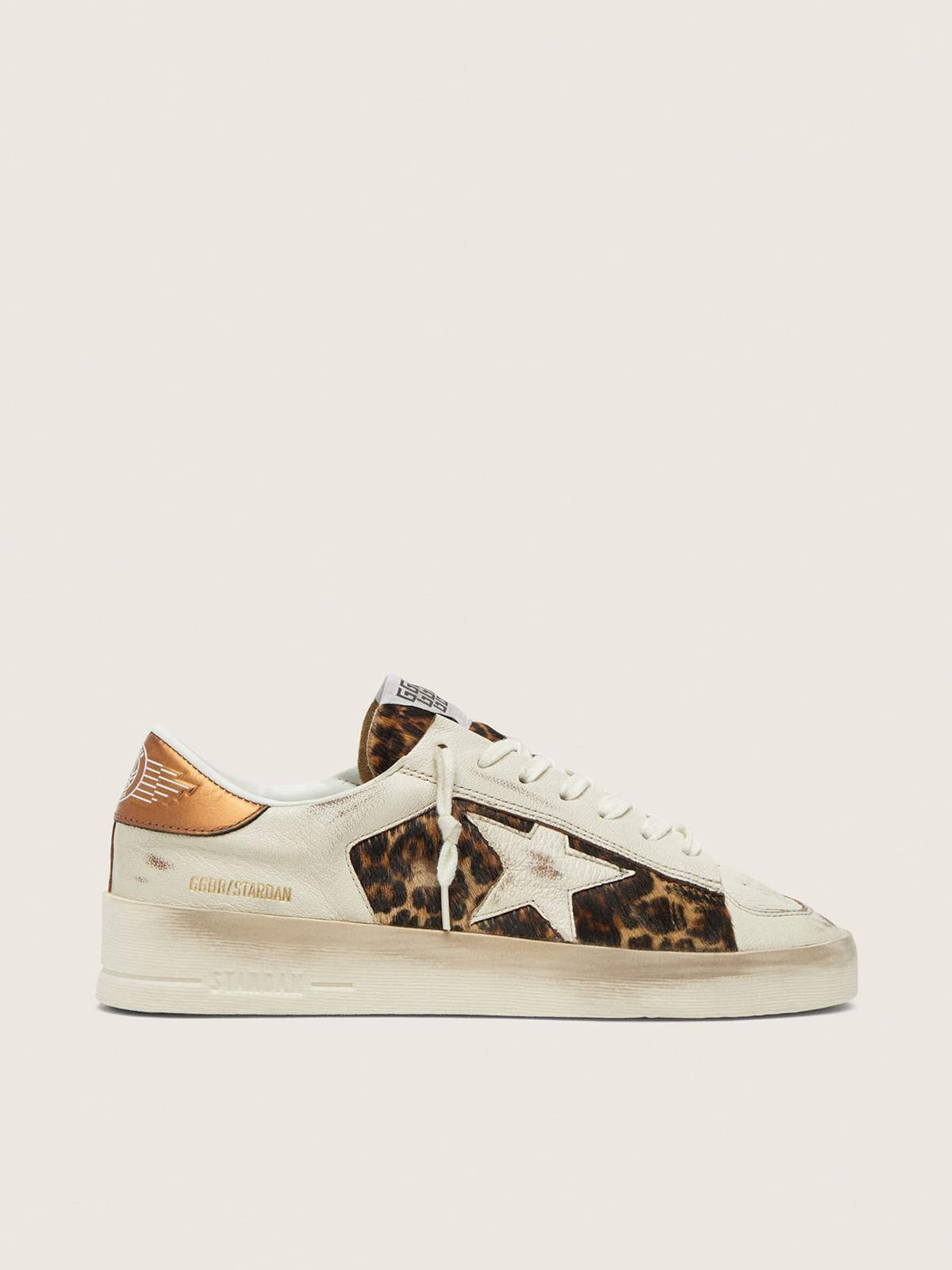 حذاء رياضي Stardan من Golden Goose، جلد أبيض وجلد مهر بنقشة النمر