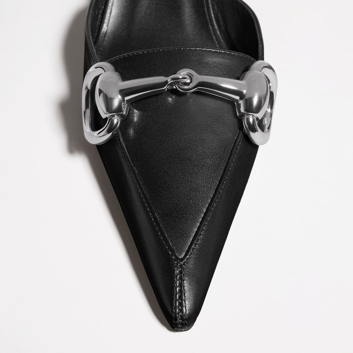 حذاء بكعب Boulevard بحزام خلفي من Gucci، جلد أسود