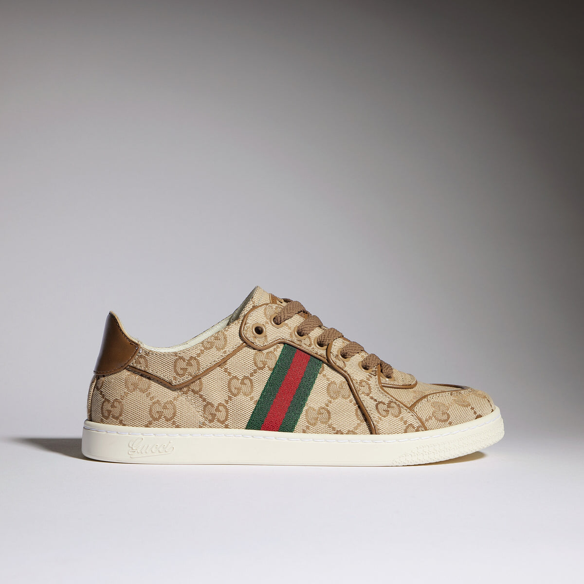 حذاء رياضي منخفض Stretch من Gucci، قماش GG بلون الرمل