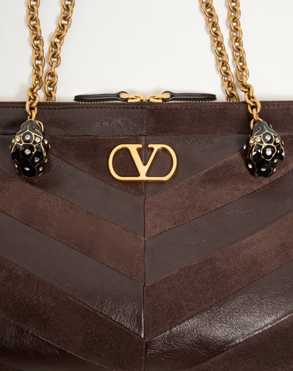 حقيبة كتف VLogo Signature من Valentino Garavani، جلد نابا بني