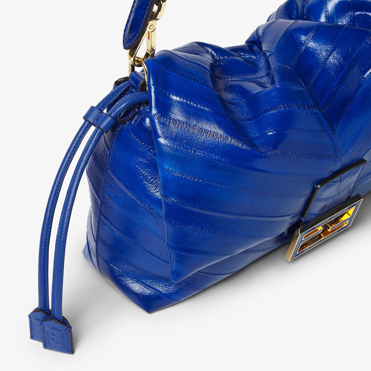 حقيبة كتف من Fendi، جلد عجل باتشورك أزرق