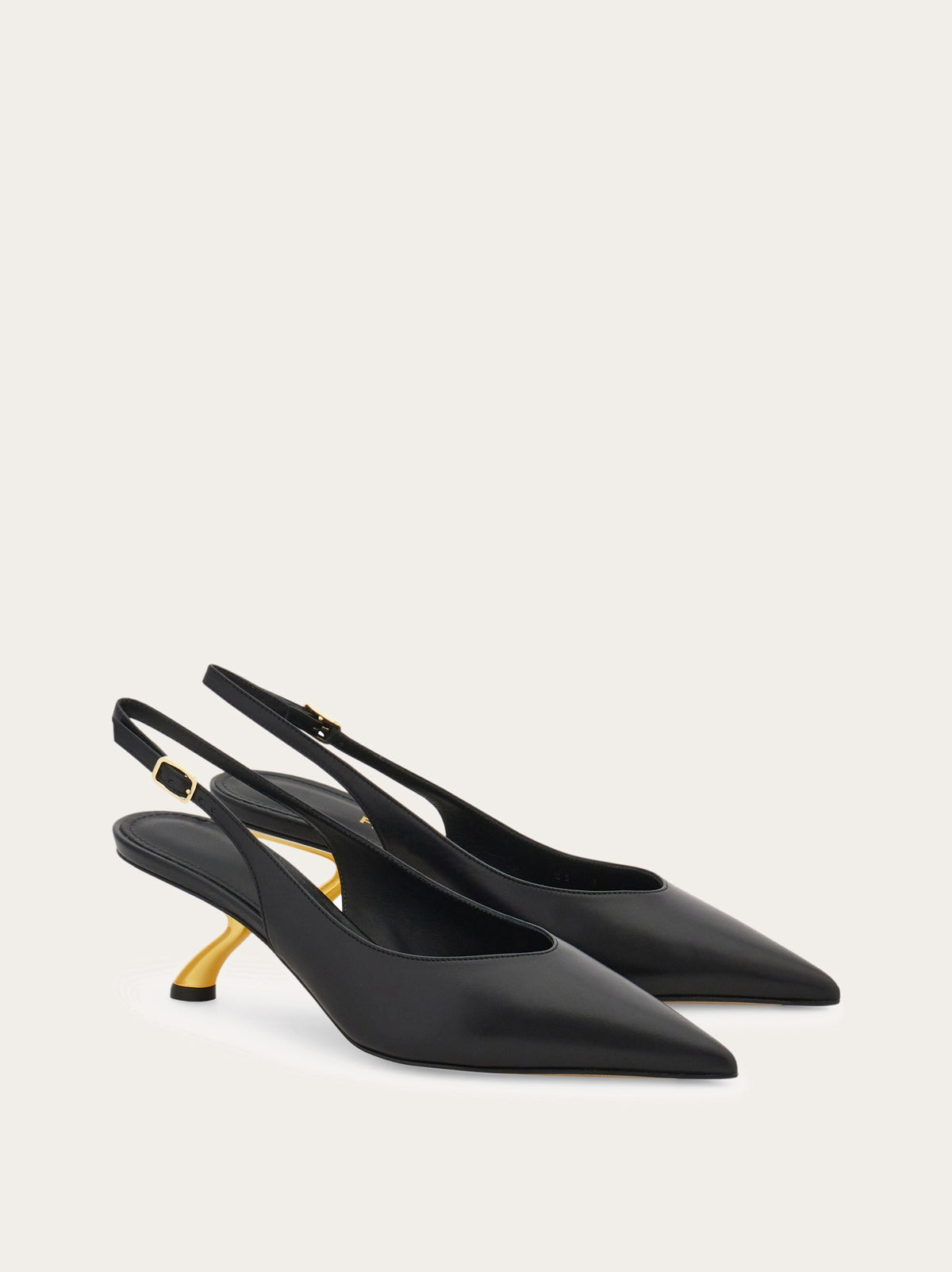 حذاء بكعب كلاسيكي من Ferragamo، جلد جدي أسود