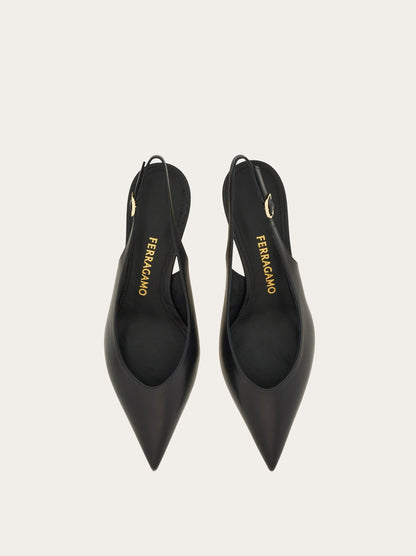 حذاء بكعب كلاسيكي من Ferragamo، جلد جدي أسود