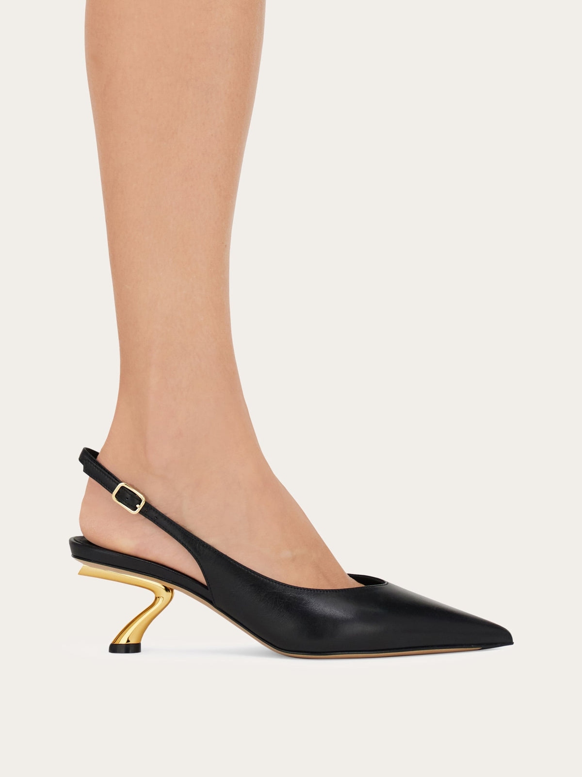 حذاء بكعب كلاسيكي من Ferragamo، جلد جدي أسود