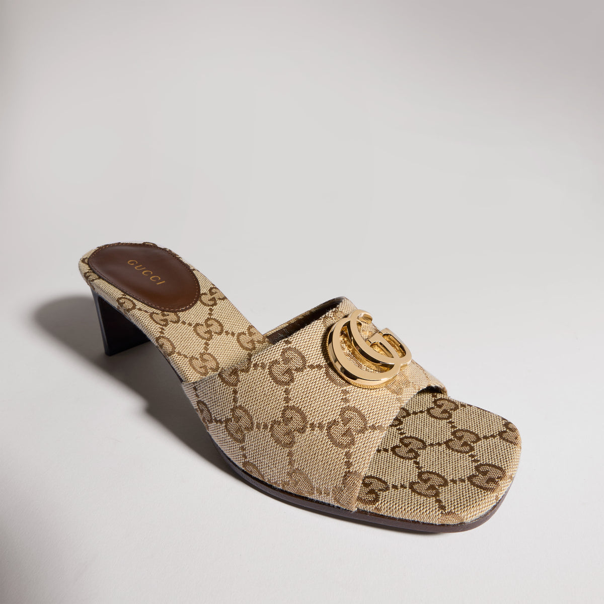 حذاء لوفر من Gucci، قماش كانفاس محايد وجلد عجل