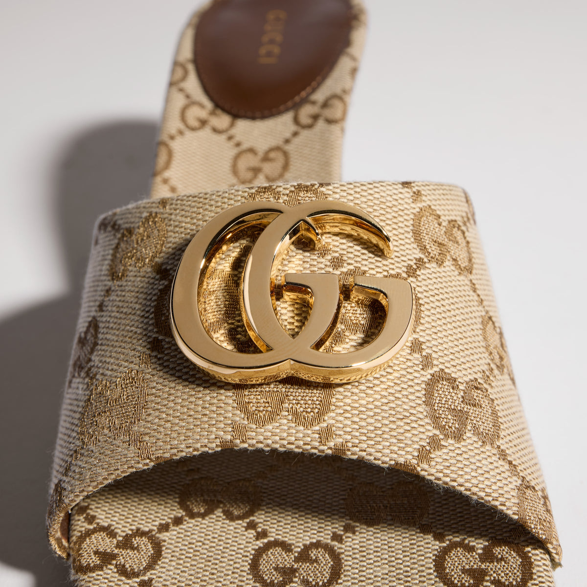 حذاء لوفر من Gucci، قماش كانفاس محايد وجلد عجل