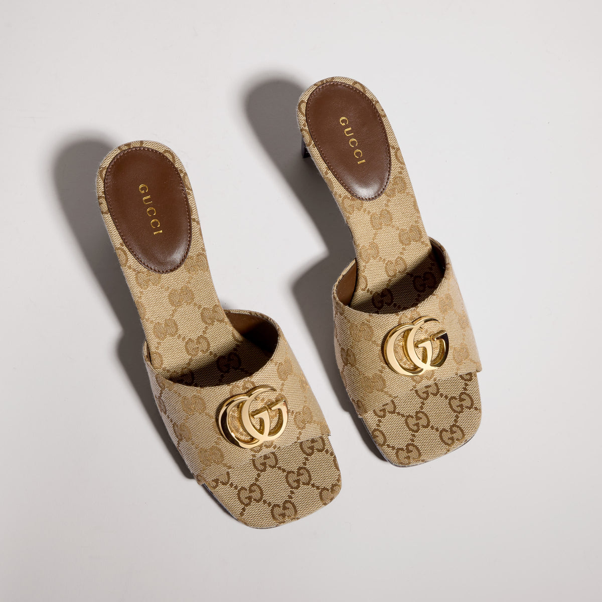 حذاء لوفر من Gucci، قماش كانفاس محايد وجلد عجل