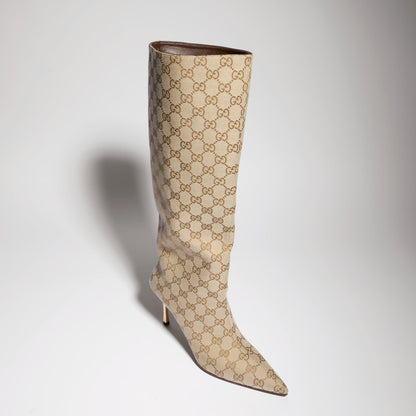 بوت بطول الركبة Bombshell من Gucci، قماش GG