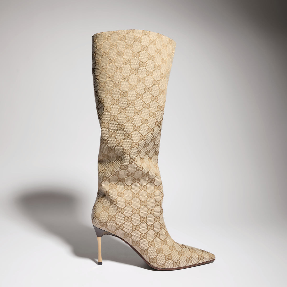 بوت بطول الركبة Bombshell من Gucci، قماش GG