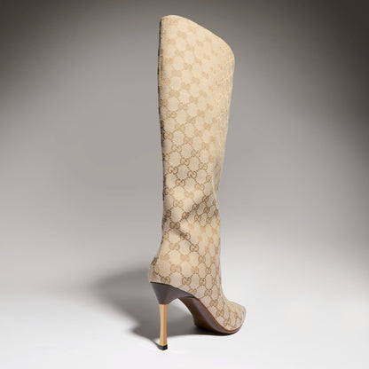 بوت بطول الركبة Bombshell من Gucci، قماش GG