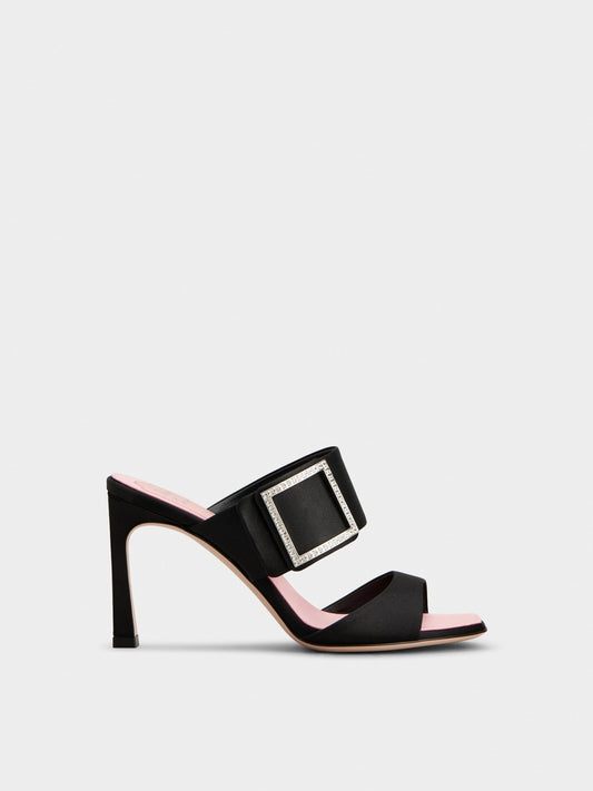 حذاء بكعب من Roger Vivier، ساتان أسود بإبزيم كريستال