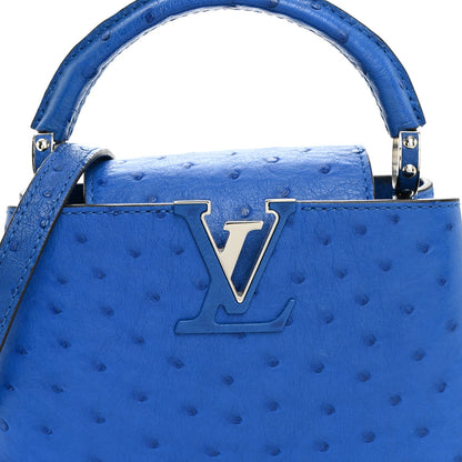 حقيبة Capucines Mini من Louis Vuitton، جلد نعام أزرق ياقوتي
