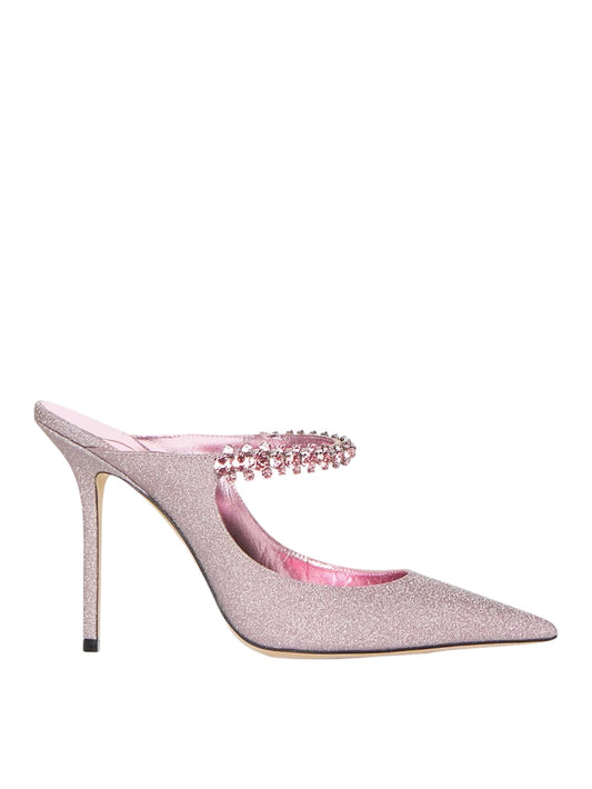 JIMMY CHOO - حذاء مفتوح من الخلف بحزام كريستالي بلون وردي محايد وطبيعي