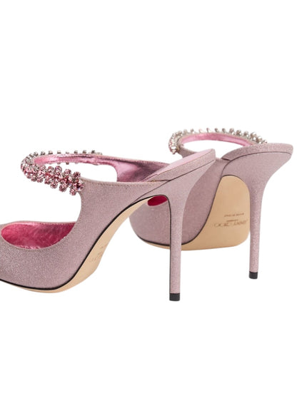 JIMMY CHOO - حذاء مفتوح من الخلف بحزام كريستالي بلون وردي محايد وطبيعي